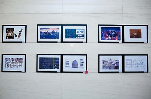 作品集長廊中展示的學生申校作品集